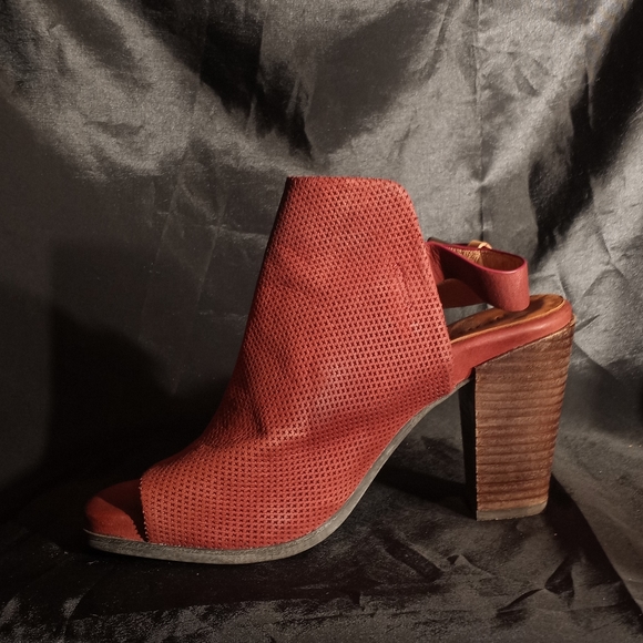 Final Sale GENTLE SOLES Red Perforated Nubuck Open-toe Block Heeled Bootie - Picture 2 of 6